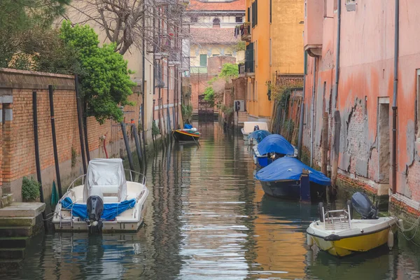 Σκάφη Σταθμευμένα Κατά Μήκος Ενός Ήσυχου Καναλιού Στη Βενετία Ιταλία — Φωτογραφία Αρχείου