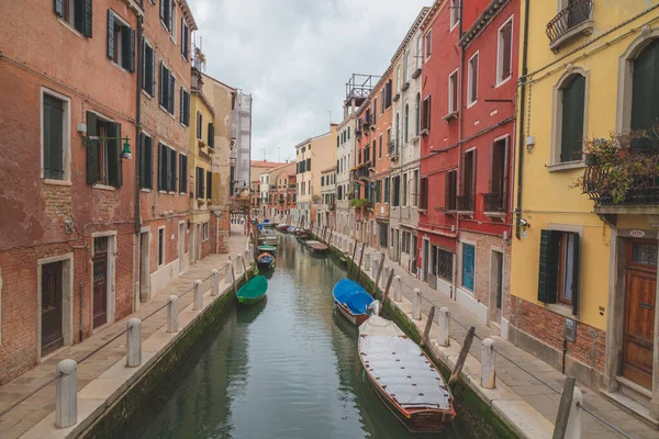 Σκάφη Σταθμευμένα Κατά Μήκος Ενός Ήσυχου Καναλιού Στη Βενετία Ιταλία — Φωτογραφία Αρχείου