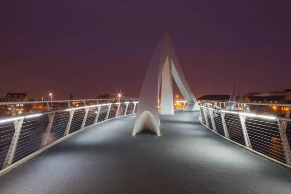 Squiggly Bridge Bei Nacht Über Den Fluss Clyde Glasgow Schottland — Stockfoto