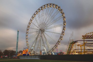 Hyde Park Kış Diyarı 'nda lunapark gezileri, Londra' nın yıllık Noel pazarı..