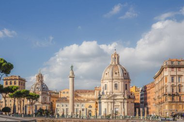 Roma 'nın Roma, İtalya' daki Roma Forumu da dahil olmak üzere yüzyıllar boyunca uzanan farklı mimari türlerine ilişkin bir Roma görüşü.