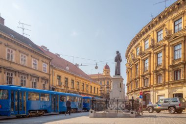 Hırvatistan 'ın başkenti Zagreb' in orta kesimindeki bir heykel tramvayı fermuarladı.