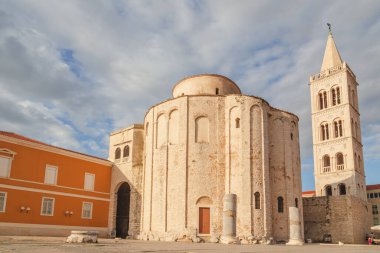 Hırvatistan 'ın eski Zadar kenti ve St. Donatus Kilisesi' nin tarihi ana meydanı.