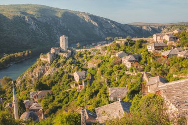 Pocitelj şatosu Bosna-Hersek 'teki Neretva nehir vadisi boyunca harabe halinde.