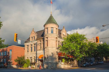 Nelson, İ.Ö. Kanada - 8 Ağustos 2014: Güneşli bir yaz akşamı Nelson şehir merkezinde güzel bir miras binası. Kanada