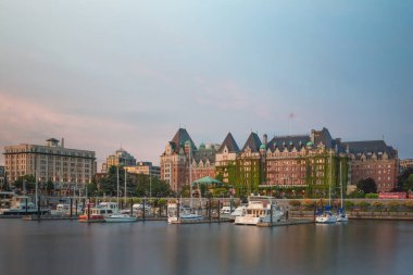 Kanada 'nın başkenti British Columbia' da gün batımında ikonik Fairmont İmparatoriçe Oteli ve Victoria Inner Limanı manzarası.