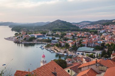 Hırvatistan 'ın Adriyatik kıyısındaki Sibenik' in yamaçtaki eski kasabanın tepelerinden deniz manzarası.