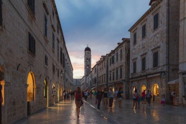 Hırvatistan 'ın Dubrovnik kentinde alışveriş yapanlar, turistler ve yerli halkla güzel bir akşam.