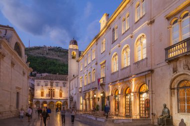 Hırvatistan 'ın Dubrovnik kentinde hem turist hem de yerlilerin Eski Şehir' de gezindiği güzel bir akşam.