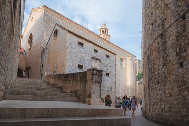 Hırvatistan 'ın güzel ve tarihi Dubrovnik kentini bir yaz akşamında gezen turistler ve yerliler benzer şekilde.