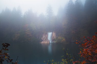 Hırvatistan 'daki Plitvice Gölleri Ulusal Parkı' nda tek bir şelalenin sisli sabah manzarası