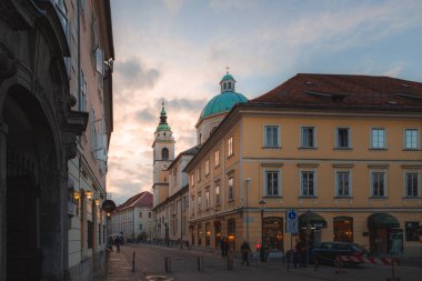 Slovenya 'nın başkenti Ljubljana' daki Aziz Niklas Katedrali 'nin üzerinde güneş batıyor