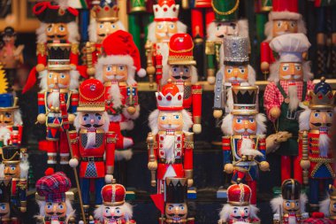 Dekoratif Noel fındıkkıran oyuncakları, İskoçya 'daki Edinburgh Noel Pazarı' nda satışa sunuldu..