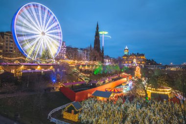 İskoçya 'daki Edinburgh Noel Pazarı' nın ışıl ışıl ve canlı bir manzarası..