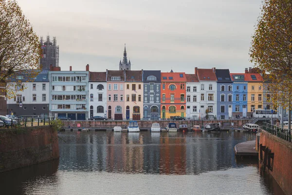 Πολύχρωμες Πολυκατοικίες Κατά Μήκος Ενός Καναλιού Στη Γάνδη Βέλγιο — Φωτογραφία Αρχείου