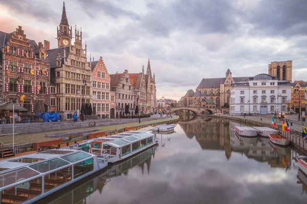 Όμορφη Ιστορική Παλιά Πόλη Της Γάνδης Βέλγιο Σταθμευμένα Τουριστικά Σκάφη — Φωτογραφία Αρχείου
