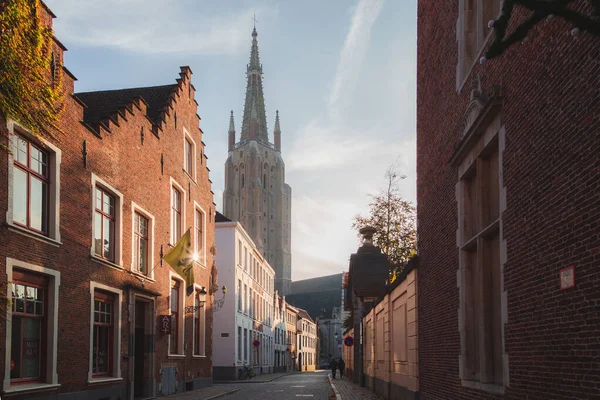 Όμορφο Και Ήσυχο Πρωινό Στη Bruges Βέλγιο Την Εκκλησία Της — Φωτογραφία Αρχείου