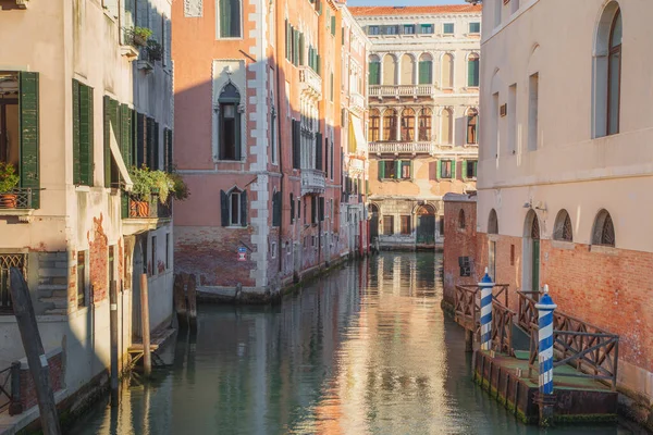 Μια Ηλιόλουστη Μέρα Ένα Ήσυχο Βενετικό Κανάλι Στη Βενετία Ιταλία — Φωτογραφία Αρχείου