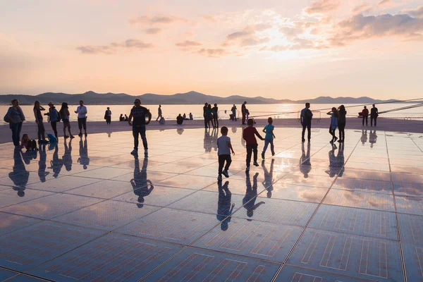 Touristes Familles Réunissent Pour Profiter Coucher Soleil Monument Soleil Une — Photo