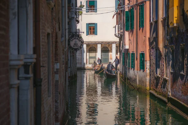 Turistler Venedik Talya Daki Venedik Kanalları Boyunca Gondol Gezintilerini Seviyorlar — Stok fotoğraf