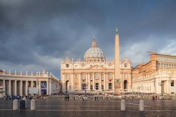 Sötét Hangulatos Felhők Szent Péter Bazilika Felett Római Vatikánvárosban Olaszországban — Stock Fotó