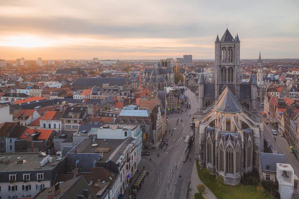 공중에서 니콜라우스 성당과 황금빛으로 빛나는 벨기에의 아름다운 역사적 — 스톡 사진