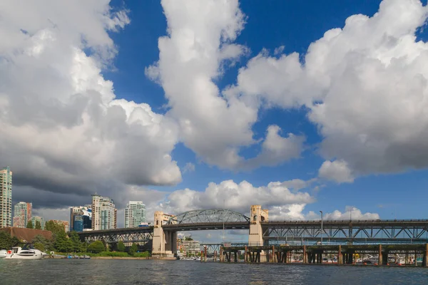 Burrard Bridge Vancouver Einem Sonnigen Tag Mit Aufgedunsenen Wolken Die — Stockfoto