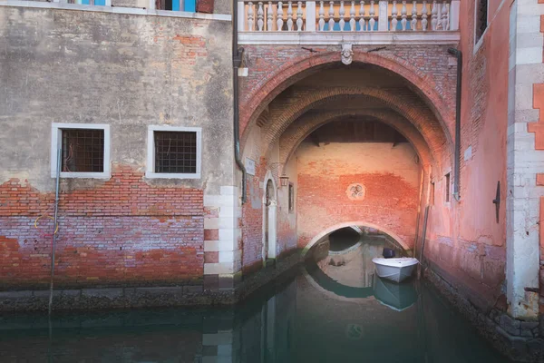 Ένα Ήσυχο Κανάλι Στη Βενετία Της Ιταλίας Μοναχικό Σκάφος Πλαισιώνεται — Φωτογραφία Αρχείου