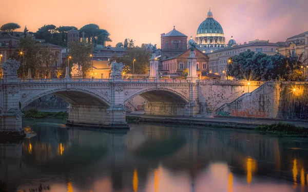 イタリア ローマのティバー川を渡って ポンテ ヴィットリオ エマヌエーレ2世 サンピエトロ大聖堂とバチカン市のカラフルな夕日の景色 — ストック写真