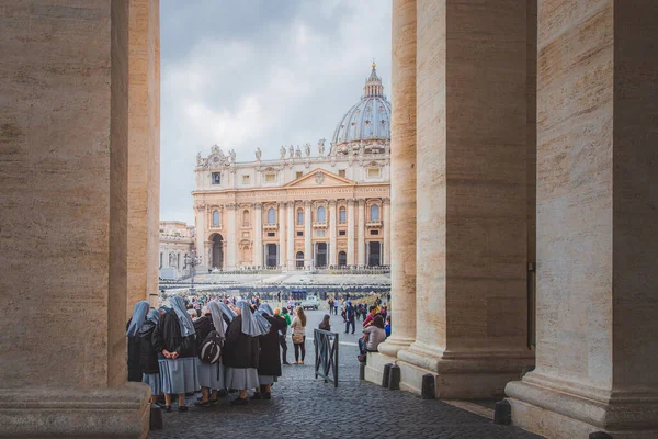 ローマ カトリックの修道女たちがイタリア ローマのローマにあるバチカン市国の聖ペテロ大聖堂の前に集まります — ストック写真