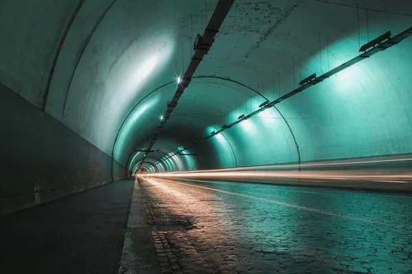 Leichte Spuren Verkehr Durch Einen Römischen Stadttunnel — Stockfoto