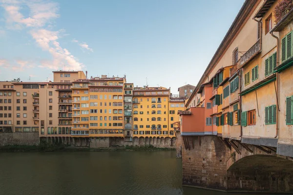 歴史的かつ人気のある観光名所ポンテ ヴェッキオ橋は イタリアのフィレンツェのアルノ川に架かっています — ストック写真