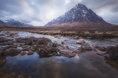 İskoçya 'nın Glencoe şehrinde bulunan Buachaille Etiv Mor' un hüzünlü manzarası..