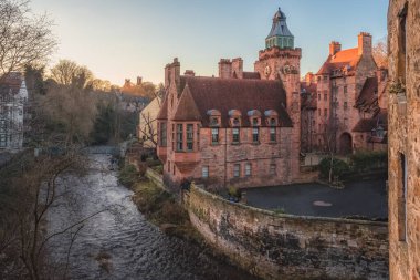 İskoçya 'nın Edinburgh kentindeki Dean Köyü ve Kuyu Mahkemesi' nden Leith 'in Suyu' na bakın..