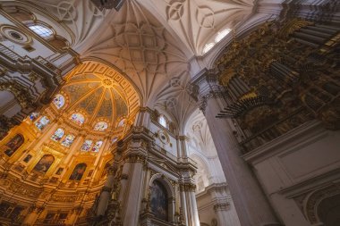 Granada, Endülüs 'te bulunan Granada Katedrali' nin (Katedral de Granada) büyük iç kesimi (Albaisin veya Arap Mahallesi)..