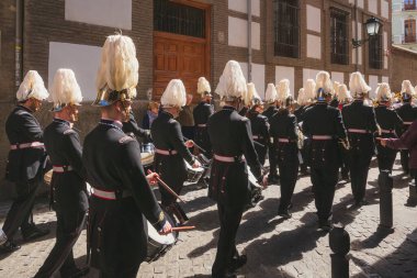 İspanya 'nın Endülüs şehrindeki Kutsal Hafta boyunca Granada eski kasabasında düzenlenen Paskalya Pazar töreninde geleneksel bir İspanyol bandosu sahne alacak..