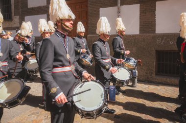 İspanya 'nın Endülüs şehrindeki Kutsal Hafta boyunca Granada eski kasabasında düzenlenen Paskalya Pazar töreninde geleneksel bir İspanyol bandosu sahne alacak..