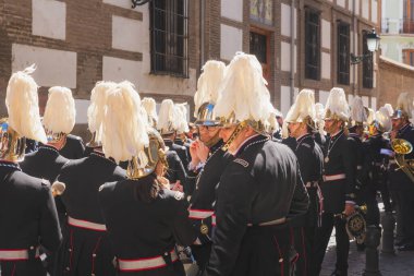 Geleneksel İspanyol bandosu Endülüs, İspanya 'daki Kutsal Hafta boyunca Granada' nın eski kasabasında yapılacak Paskalya Pazar alayı için hazırlanıyor..