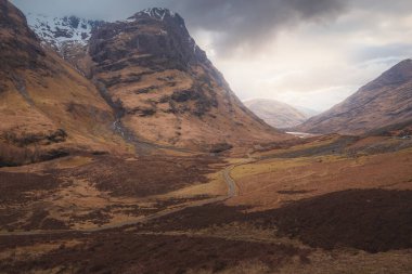 Beinn Fhada, Gearr Aonach ve Aonach Dubh (Glencoe 'nun Üç Kız Kardeşi) ile İskoçya İskoçya' nın karanlık ve karamsar manzarası.).