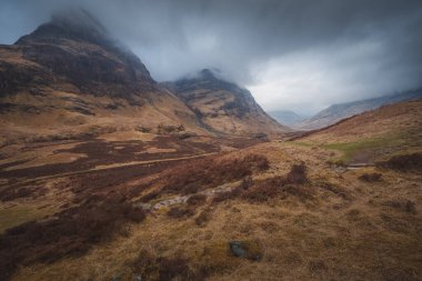 Beinn Fhada, Gearr Aonach ve Aonach Dubh (Glencoe 'nun Üç Kız Kardeşi) ile İskoçya İskoçya' nın karanlık ve karamsar manzarası.).