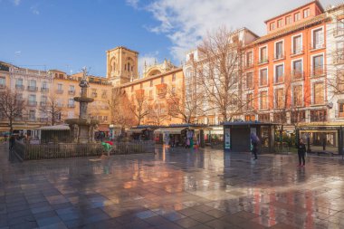 İspanya 'nın Endülüs, Granada kentindeki Plaza Bibarrambla' da yağan yağmurdan sonra güneş doğar..