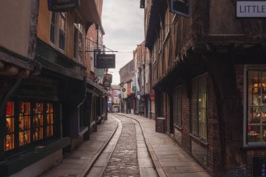 Geleneksel ortaçağ kereste iskeletinin bulunduğu York 'taki kazı alanı, popüler bir turizm ve alışveriş merkezi..