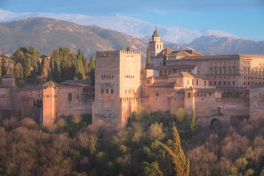 Klasik manzara, Charles V Palace 'ın günbatımının altın ışığı, ikonik Alhambra ve Sierra Nevada Dağları Mirador de San Nicolas' tan eski Granada, Endülüs, İspanya 'da.