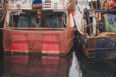 İskoçya 'nın batı kıyısındaki İskoçya' daki Mallaig köy limanındaki paslı, eski ticari balıkçı teknelerinin deniz detayları.