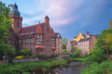 Günbatımında karamsar renkli bir gökyüzü ya da 19. yüzyılda İskoçya 'nın Edinburgh kentindeki Dean Village ve Leith' in Suyu 'nda gün doğumunda.