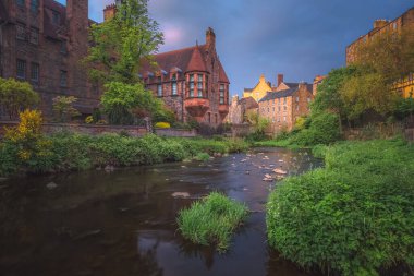Edinburgh, İskoçya 'daki tarihi Dean Village ve Leith' in Suyu 'nda gün batımında veya gündoğumunda kasvetli bir gökyüzü.