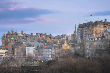 Eski Edinburgh, İskoçya 'nın renkli günbatımı ya da gündoğumu gökyüzü olan gece şehri silueti.