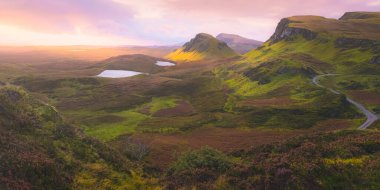 İskoçya 'nın Skye Adası' ndaki Trotternish Tepesi 'nden İskoçya' nın tarih öncesi İskoç İskoçya manzarası ve Quairaing 'in destansı gündoğumu veya günbatımı manzarası.