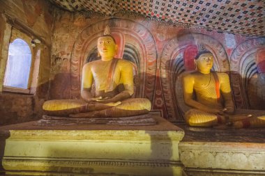 Kandy, Sri Lanka 'daki Kutsal Diş Anıtı Tapınağı' na giden Dalada Maligawa ana girişinin dışındaki turistler, yerel ve Budist bayrakları.