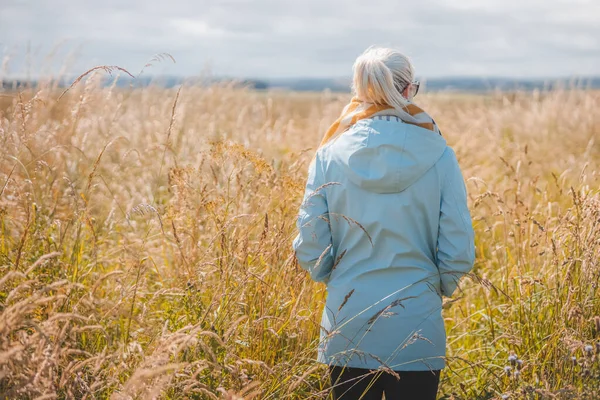 Молодая Блондинка Одинокая Природе Стоящая Длинной Траве Сельской Английской Деревне — стоковое фото